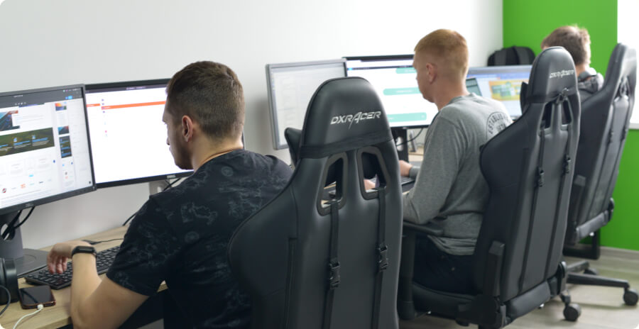 Працівники в процесі роботи